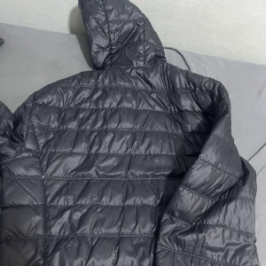 Svart pufferjacka från EA7 - Säljer Ea7 jacka den ha lite skador men annars är den bra. Ny pris ca 2000 kr. 