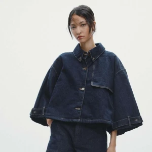 Mörkblå jeansjacka - Säljer min populära jeans jacka/ poncho från Zara som är helt slutsåld i butik och på hemsidan. Helt ny, prislapp kvar. Hör av dig ifall du vill köpa. Har även i storlek M💛