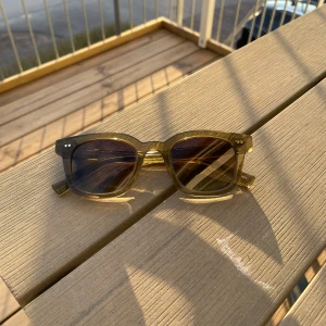 Chimi 02 - Tjena! Säljer nu mina solglasögon Chimi 02. De är bara använda ett par gånger så de är i väldigt bra skick. De här solglasögonen har en stilren look. Passar perfekt nu till soliga dagar! Det är bara höra av dig om du har frågor eller prisförslag! Mvh Lucas