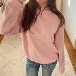 Rosa sweatshirt - Säljer denna snygga rosa sweatshirt då jag har flera liknande 💖storlek XS men skulle säga att den passar S och M också🥰hör av er vid funderingar!!💕💕