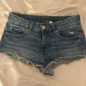 Shorts - Säljer dessa lågmidjade shortsen från hm❤️ storlek 38 men sitter som en xs❤️