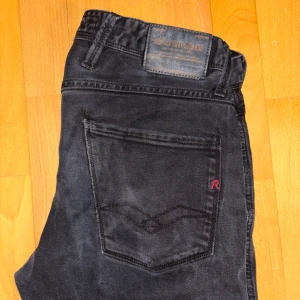 Replay Jeans - Svarta jeans från Replay med en bekväm passform, strl 31/32. Hör av er vid funderingar. Ej öppet köp.