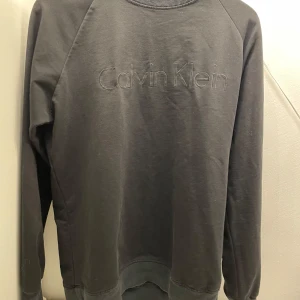 Svart tröja från Calvin Klein - Svart tröja från Calvin Klein lite använd so. Ni ser haft den ett tag men köpte för 700 ett tag sen