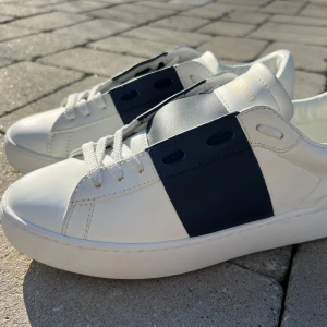 Valentino Garavani sneakers i vitt och blått - Ute till specifik köpare! Köp ej