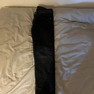 Svarta Nudie byxor  - Snygga svarta Nudie jeans i strl 34/30 jeansen är i bra skick slå en pling om mer bilder önskas 