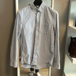Blå- och vitrandig skjorta - Säljer en skjorta från Arket eftersom jag växt ur den den är i storlek 46 och ny pris är 600kr och jag säljer den för 150kr