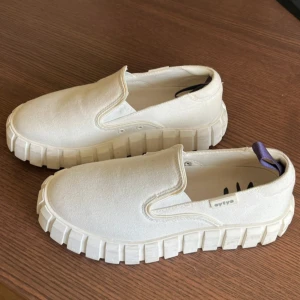 Eytys skor - Vita Eytys slip in skor. Så snygga, men tyvärr för stora för mig❣️❣️