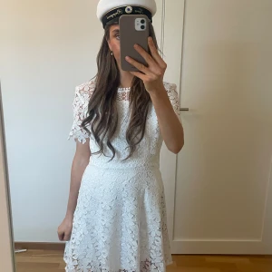 Studentklänning - Säljer en sjukt vacker studentklänning från Bubbleroom💕Helt oanvänd, endast testad med prislappen på! Kostar 999 kr på Bubblerooms hemsida, och är i storlek 36. Kan mötas i Stockholm !🫶🏻