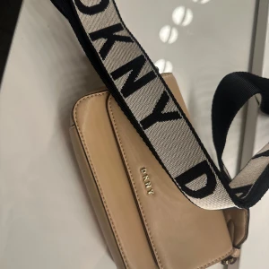 DKNY väska  - Beige väska jätte fin används få gånger, köptes från Åhléns för ca 2500kr