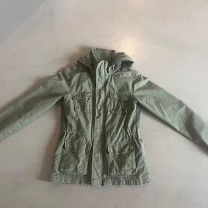 Grön parkajacka  militär - Grön jacka militär från h&m. Märkt med storlek 164, men passar även xs.