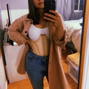 Beige overshirt från HYFVE - Säljer en snygg beige overshirt från HYFVE. Den har en avslappnad passform med knappar framtill och långa ärmar. Perfekt för lager-på-lager-stil och passar till många olika outfits.