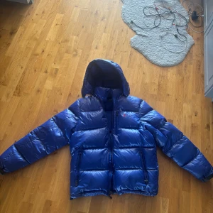 Ralph Lauren jacka - Säljer min Ralph Lauren jacka, den är i bra skick förutom att jag ramlade med jackan och då blev det ett hål. Hålet är lagat professionellt och man ser endast efter det om man letar noggrant. Storleken är large men passar även medium