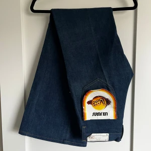 70tals Lee jeans - Coola nya 70tals jeans från Lee. Ingen strech och ganska långa, storlek W27L36.