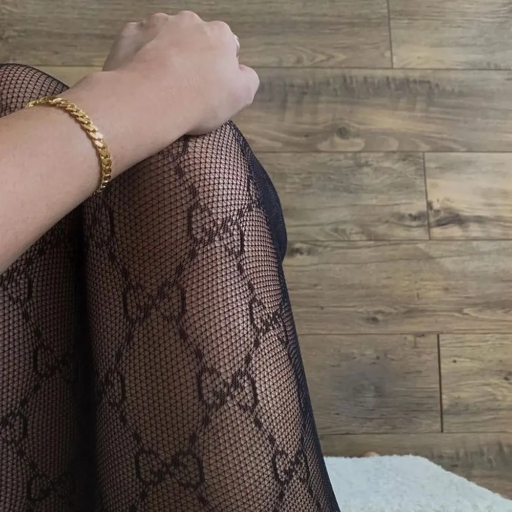 Snygga svarta strumpbyxor med ett elegant mönster. Perfekta för att ge en stilfull touch till din outfit. Passar bra till både klänning och kjol helt nya🌸😊. Muu.