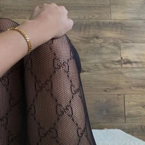 Svarta mönstrade strumpbyxor - Snygga svarta strumpbyxor med ett elegant mönster. Perfekta för att ge en stilfull touch till din outfit. Passar bra till både klänning och kjol helt nya🌸😊