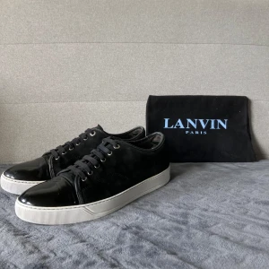 Lanvin captoe - Svarta lanvins i riktigt fint skick!🤩 storlek uk 10 vilket motsvarar ungefär 44.  Skriv vid minsta fundering😊
