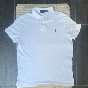 Polo Ralph Lauren Piké Vit - Riktigt snygg pike från Ralph Lauren || Storlek: L kan även passa M || Mycket fint skick, som ny 