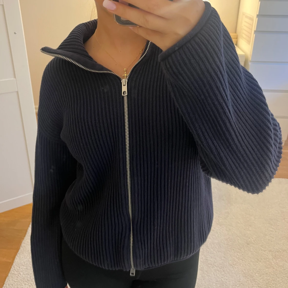 Mörkblå ribbad kofta med dragkedja