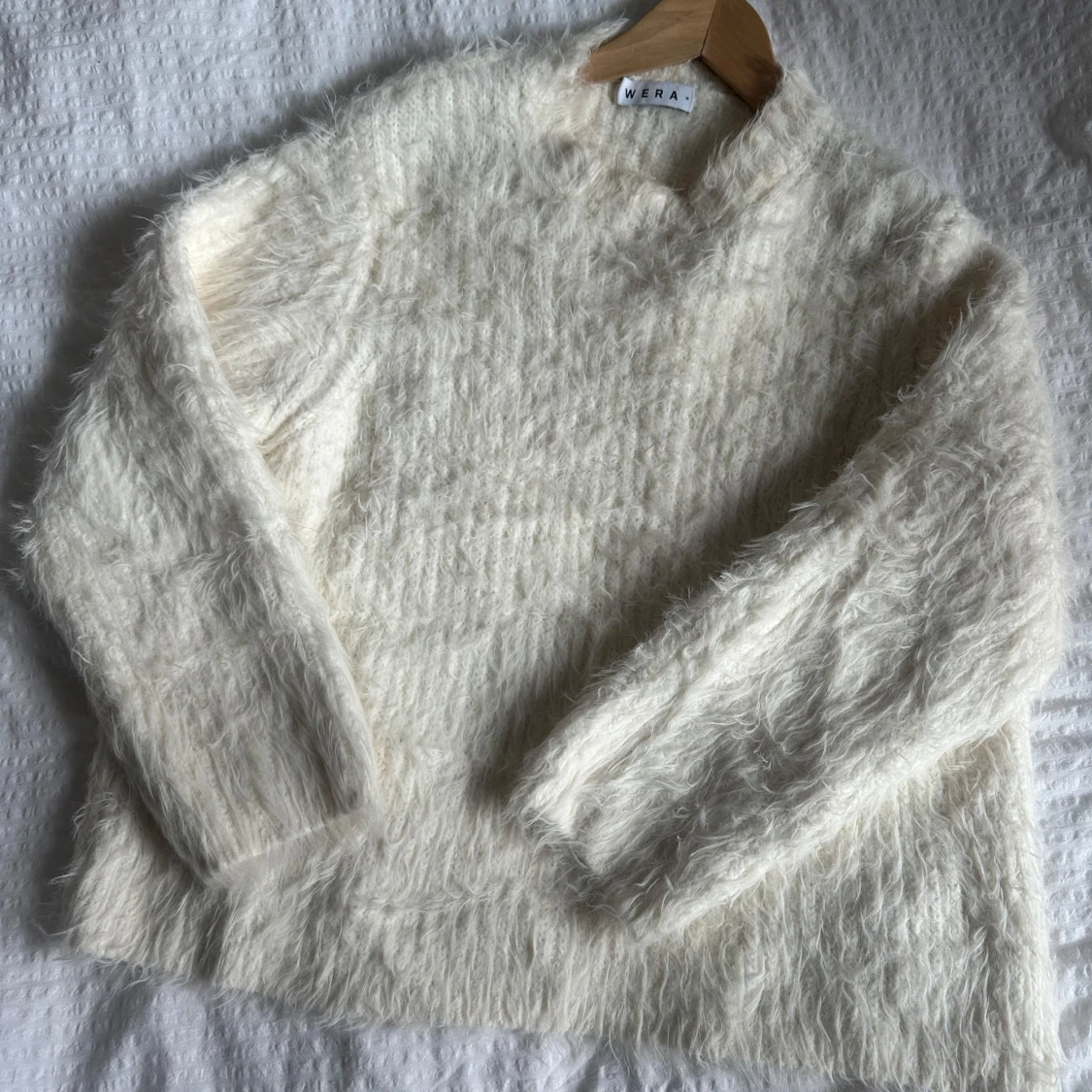 Vit fluffig tröja från Wera - 2