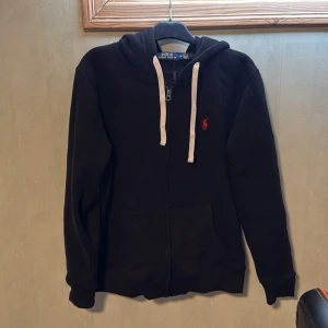 Svart Ralph Lauren zip - Säljer en Ralph lauren zip hoodie eftersom jag fick den i present och den var för liten och behöver lite pengar. Hör av er vid fler frågor. Priset är inte hugget i sten och kan diskuteras vid snabb affär👍😀