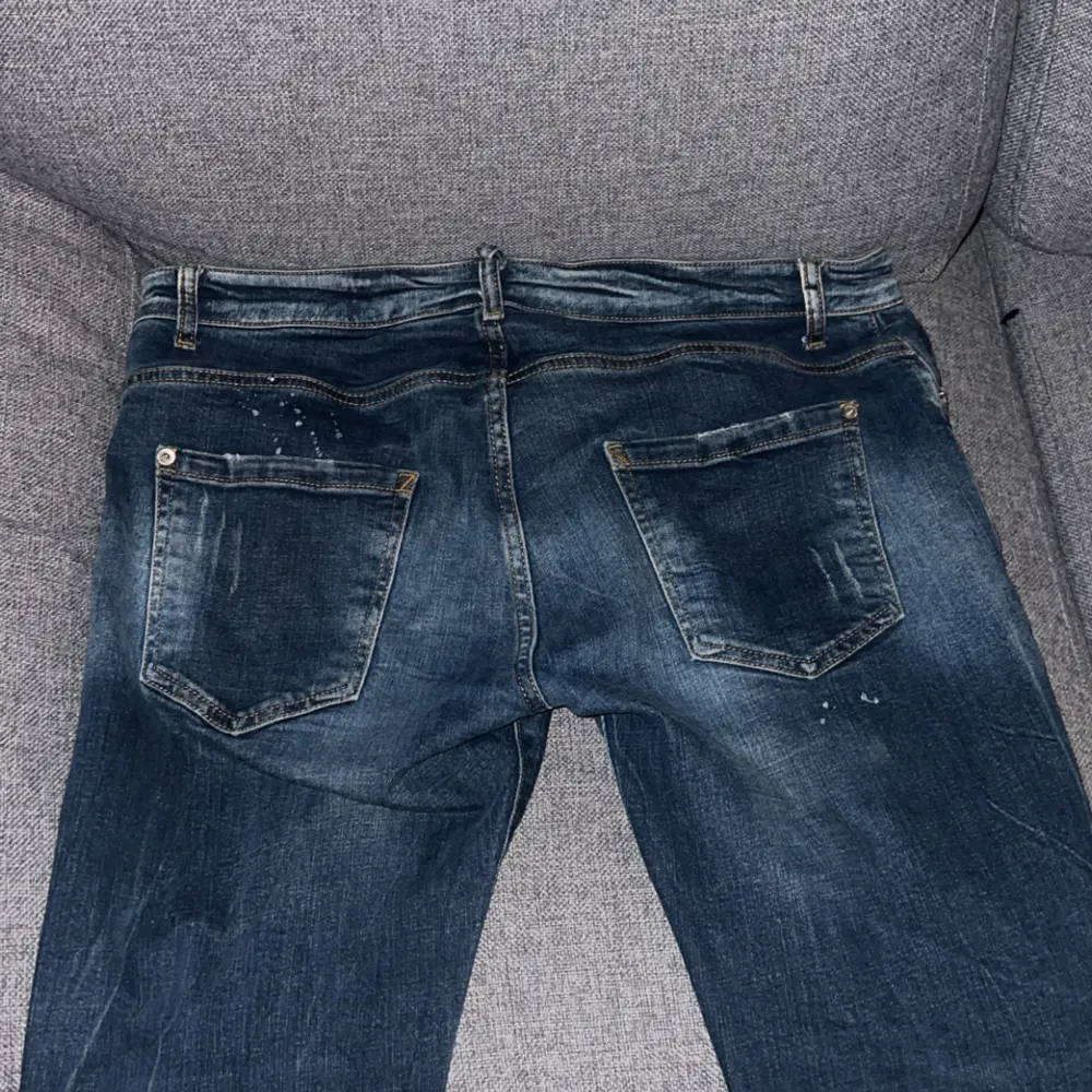 Säljer ett par feta ovanliga Dsquared2 byxor. St 50. Finns scan om man vill checka.. Farkut & Housut.