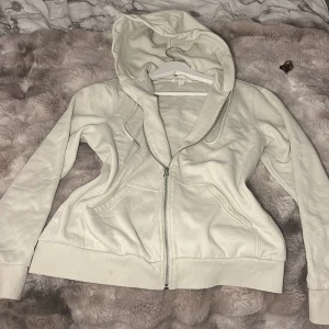 Ljus pastel grön huvtröja med dragkedja - Säljer en stilren pastelgrön huvtröja från H&M med dragkedja framtill. Tröjan har en bekväm huva med dragsko och praktiska fickor. Perfekt för en avslappnad look. Haft i garderoben en stund men nästan aldrig använd. Pris kan diskuteras. Passar mig som är 158 så skulle säga att den passar xs-m