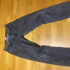 Jeans - Snygga jeans. Säljer pga börjar bli för små. Kan skicka fler bilder om så önskas. Skulle säga dem är en blandning av grå/svarta. Har ett par andra jeans i ungefär samma storlek, kan fixa paket pris
