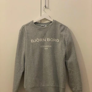 Grå sweatshirt från Björn Borg - Säljer en grå sweatshirt från Björn Borg i storlek S utan defekter. Hör av dig om du har flera frågor 😇