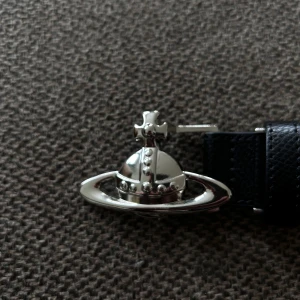 Vivienne Westwood bälte - Silvrigt Vivienne Westwood bälte. Säljs eftersom jag har tröttnat på den.