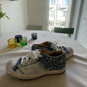 Denim sneakers / skor från Diesel - Snygga nästintill oanvända denim skor från diesel! Storlek 39