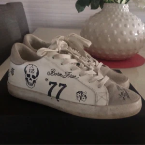 EdHardy Sneakers - Säljer ett par otroligt snygga sneakers från EdHardy i strl. 37, slutsålda!! Säljer då jag inte riktigt får någon användning för dem längre😕