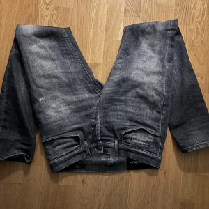 Nya dondup jeans - Nya dondup jeans använda enbart när ja testat dom, dom har snygga slitningar och är 30/32 slim fit 