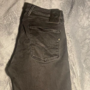 Svarta Replay Anbass - Säljer ett par Replay Anbass i storleken W33/L32. Varan har varit väl omhändertagen och är i mycket bra skick. Om du har några frågor så tveka inte att höra av mig. Pris går att diskuteras