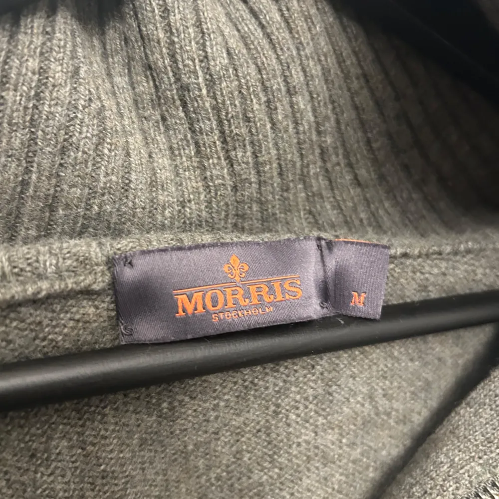 Säljer en stilren mörk grön stickad tröja från Morris, den har en lång krage vilket e riktigt snyggt, använd ett fåtal gånger så i ett mycket bra skick!. Neuletakit & Villapaidat.