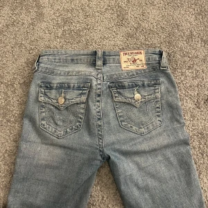 Ljusblå bootcut jeans från True Religion - Snygga ljusblå bootcut jeans från True Religion. Dom har inga defekter förutom att jag vikt ner kanten längst ner då dom har för långa ( se sista bilden)💗 
