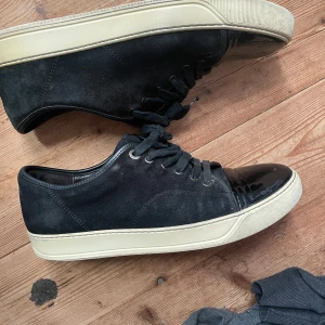 Svarta sneakers från Lanvin - Snygga svarta sneakers från Lanvin. Använda men fortfarande bra skick. Inget og medföljer