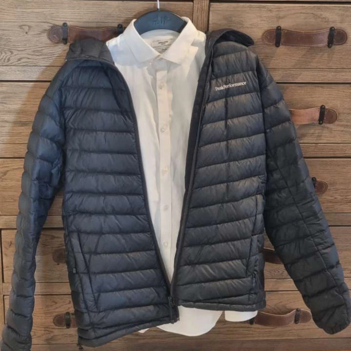 Svart dunjacka från Peak Performance