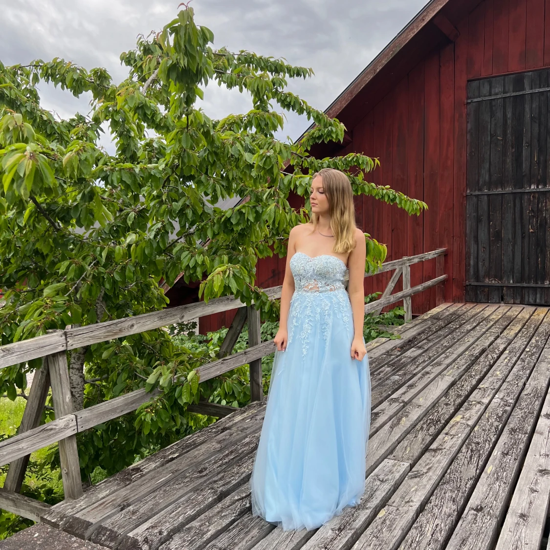 Ljusblå axelbandslös klänning