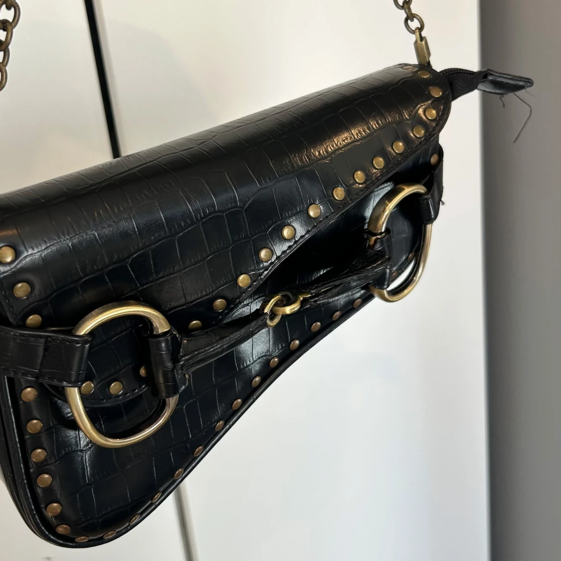 Svart axelväska med nitar - 2