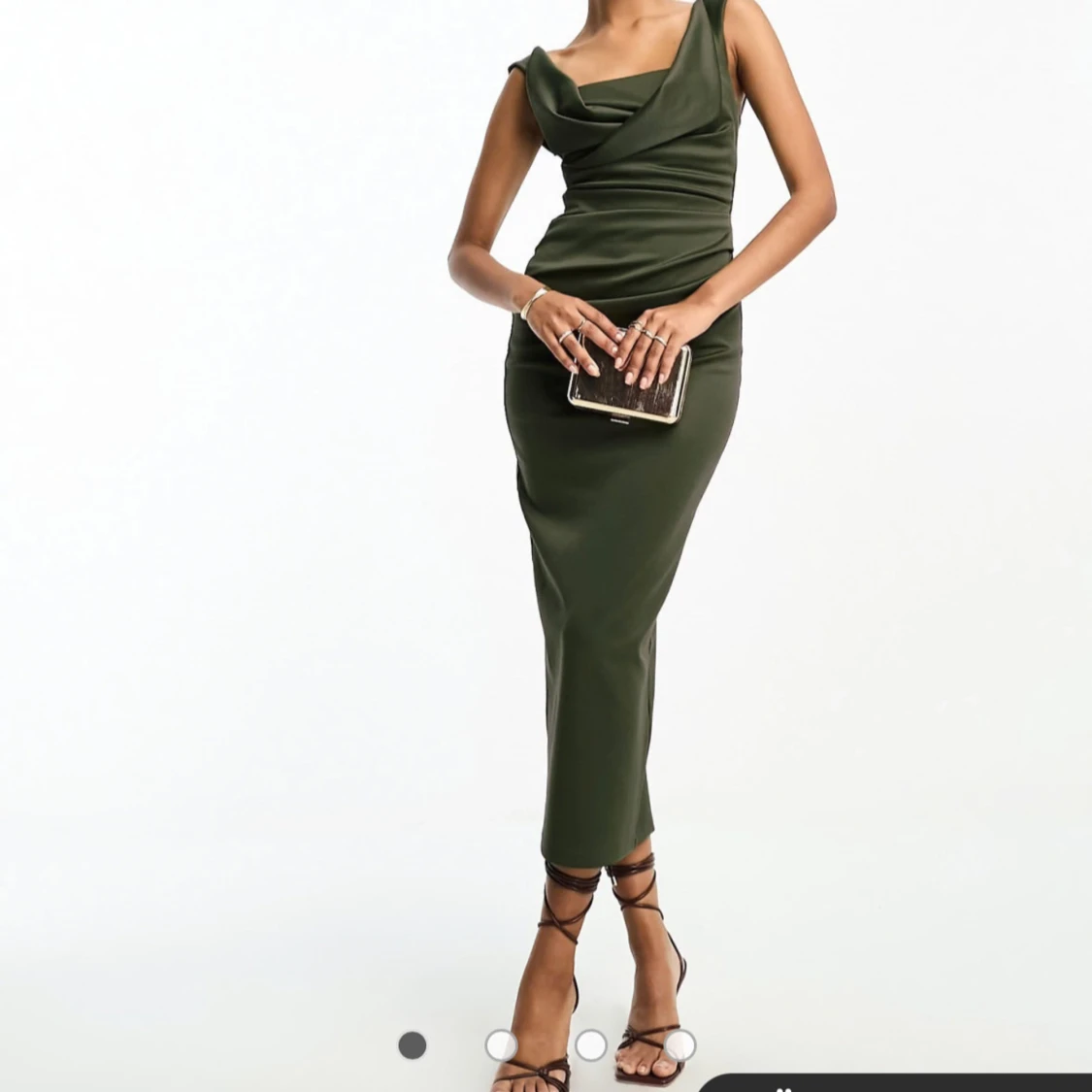 Grön axelbandslös klänning