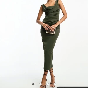 Grön axelbandslös klänning - En grön långklänning från asos som endast är använd 1 gång, så den är så gott som ny. Storlek 38 men den kan passa 36-40. Nypris 750 säljs för 450 men pris kan diskuteras. 