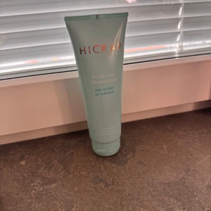 HICKAP It's All Clean Cleansing Gel - Säljer en HICKAP It's All Clean Cleansing Gel i en ljusblå tub. Perfekt för att rengöra huden och lämna den fräsch och återfuktad. Aldrig använd😊