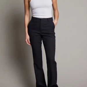Svarta kostymbyxor - Populära svarta kostymbyxor från BikBok med bootcut, diskreta fickor och är perfekta för en sofistikerad look. Säljer dem pga att de inte används🌸                                                            Tveka inte på att höra av dig vid frågor eller bilder! Originalpris; 499kr