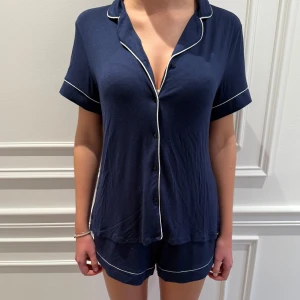 Pyjamas sett från Anna Field - Säljer detta pyjamas sett från Anna Field. Materialet är super skönt och mysigt. Använd fåtal gångee, alltså är det i bra skick!