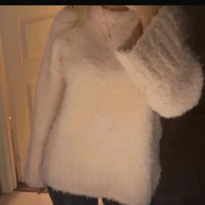 Rosa fluffig tröja - Mysig rosa tröja med fluffig textur och långa ärmar. Perfekt för kyliga dagar när du vill känna dig både bekväm och stilren. Tröjan har en rund hals och ribbade kanter som ger en extra touch av stil. Helt slutsåld på hemsidan ! 