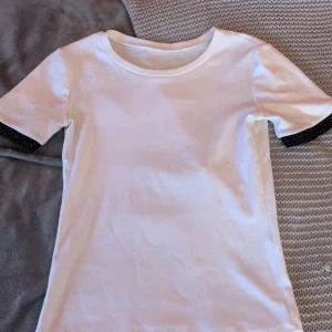 Zara t-shirt - En vit t-shirt från Zara! Den är i bra skick och har använts några gånger.