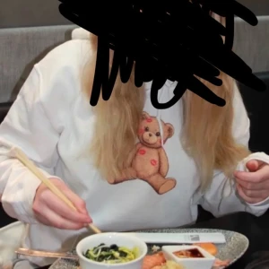 Fashion bear hoodie  - Säljer en vit hoodie med ett gulligt nallemotiv på framsidan. Tröjan har en klassisk passform med långa ärmar och en bekväm huva. Originalpris ca 1000kr🌸