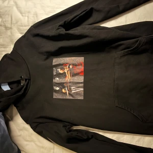 Off-White - Ny pris 3000kr. Säljer en svart hoodie från Off-White. Den är äkta. Cond 10/10. Hör av dej vid mer frågor o bilder