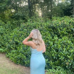 Ljusblå balklänning  - Säljer en elegant ljusblå balklänning klänning med en smickrande passform. Perfekt för sommarens festligheter. Klänningen har en stilren design som framhäver figuren. 