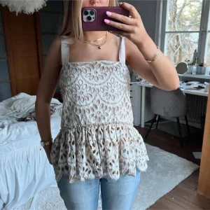 Vit spetslinne med volang - Så fin blustopp, perfekt nu till sommaren 💛💛💛lånad bild kan fixa egna